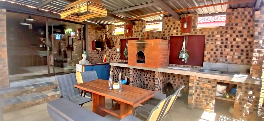 5 Bedroom Property for Sale in Langenhovenpark Free State